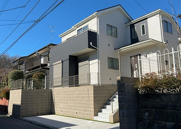 住宅用の土地では前面道路に2m以上接していなければならないと法律で定められています。しかし、お持ちの車のサイズやライフスタイルなどにより、2mでは利便が悪い場合もございますので、事前に確認しましょう。