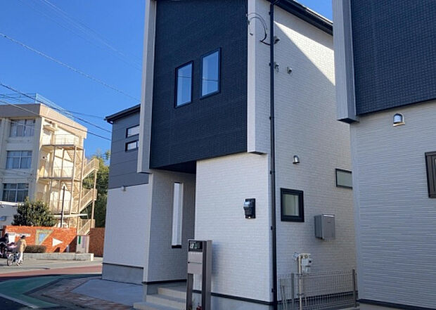 ついに完成致しました！現地をご見学に行く際は、道路の幅や周辺の交通量、施設などをご確認頂くことをおすすめします！物件の流れが早いため、内見をしたい方はお早めに当社営業までお問い合わせ頂きご予約下さい！