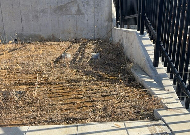 家族でのBBQを行うのであれば3坪程度の広さがあればよいでしょう。ガーデニングや家庭菜園を楽しむ際は、手入れが行き届く範囲にすると安心です。また、庭のある方角や接道が気になる方は事前に確認しましょう。