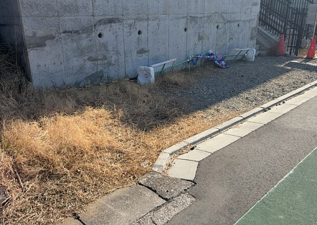 車一台あたりに必要なスペースは、標準サイズの普通自動車で横幅2m50cm、長さ5mは必要になります。ただし、乗降のことも考慮して横幅3m30cm、長さ5m50cmほどは確保できるところを選びましょう。