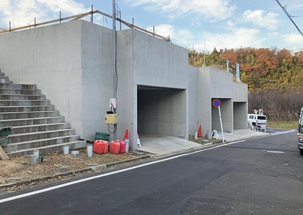 住宅用の土地では前面道路に2m以上接していなければならないと法律で定められています。しかし、お持ちの車のサイズやライフスタイルなどにより、2mでは利便が悪い場合もございますので、事前に確認しましょう。