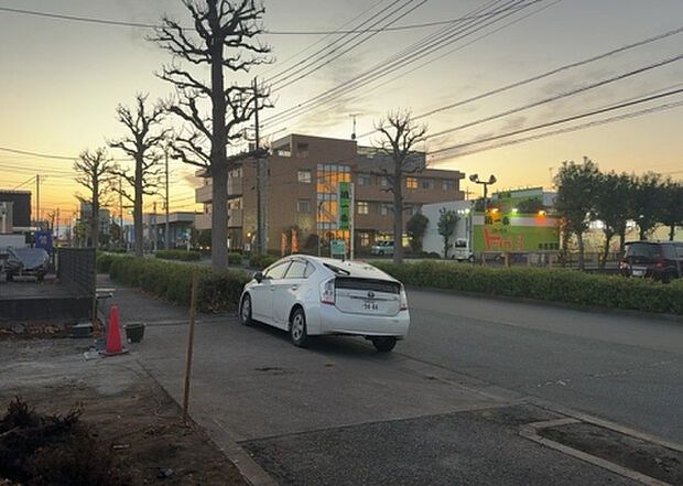 住宅用の土地では前面道路に2m以上接していなければならないと法律で定められています。しかし、お持ちの車のサイズやライフスタイルなどにより、2mでは利便が悪い場合もございますので、事前に確認しましょう。