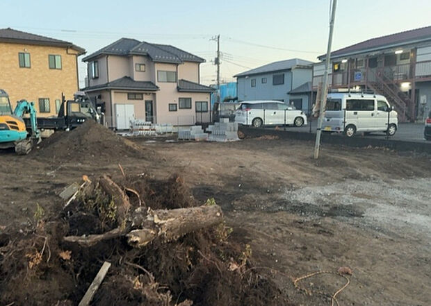 車一台あたりに必要なスペースは、標準サイズの普通自動車で横幅2m50cm、長さ5mは必要になります。ただし、乗降のことも考慮して横幅3m30cm、長さ5m50cmほどは確保できるところを選びましょう。