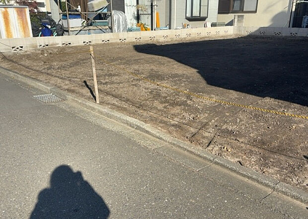 車一台あたりに必要なスペースは、標準サイズの普通自動車で横幅2m50cm、長さ5mは必要になります。ただし、乗降のことも考慮して横幅3m30cm、長さ5m50cmほどは確保できるところを選びましょう。