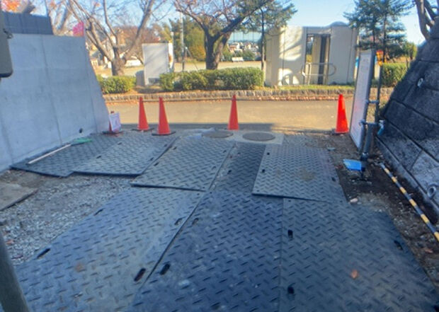 車一台あたりに必要なスペースは、標準サイズの普通自動車で横幅2m50cm、長さ5mは必要になります。ただし、乗降のことも考慮して横幅3m30cm、長さ5m50cmほどは確保できるところを選びましょう。