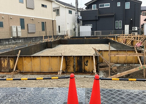 木造住宅とは土台、壁、柱など建築物の強度を支える構造体の材に木が使用されている構造を指します。構造体は建物の自重を支えるだけではなく風圧や水圧、積裁荷重などあらゆる衝撃に耐えるための基礎です。