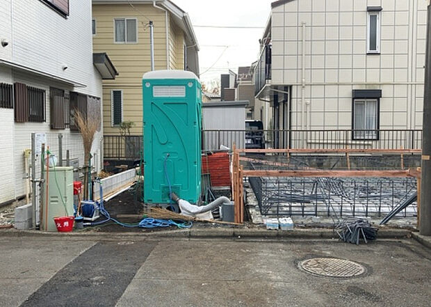 住宅用の土地では前面道路に2m以上接していなければならないと法律で定められています。しかし、お持ちの車のサイズやライフスタイルなどにより、2mでは利便が悪い場合もございますので、事前に確認しましょう。