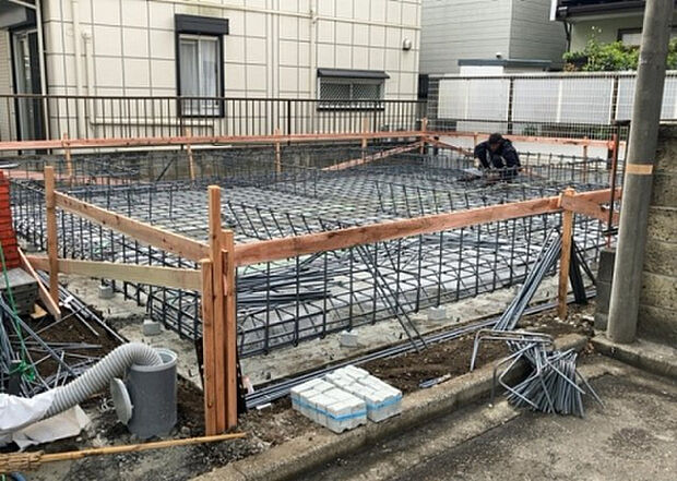 現地をご見学に行く際は、道路の幅や周辺の交通量、施設などをご確認頂くことをおすすめします！ある程度イメージをつけたいという場合は、同売主の施工事例や完成パースもお見せします。