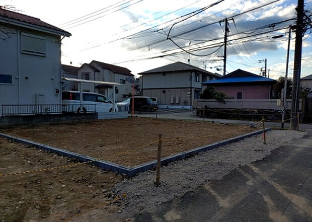 住宅用の土地では前面道路に2m以上接していなければならないと法律で定められています。しかし、お持ちの車のサイズやライフスタイルなどにより、2mでは利便が悪い場合もございますので、事前に確認しましょう。