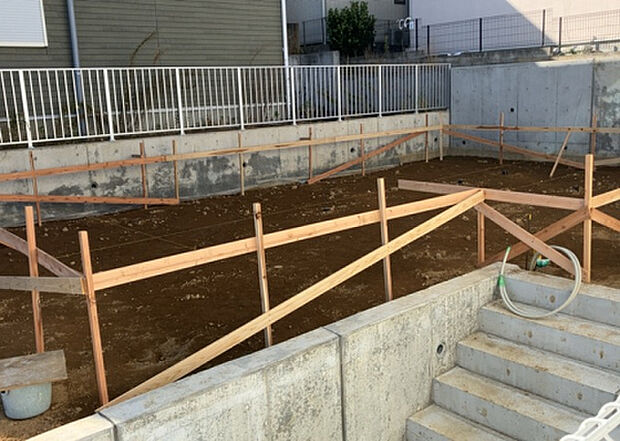 木造住宅とは土台、壁、柱など建築物の強度を支える構造体の材に木が使用されている構造を指します。構造体は建物の自重を支えるだけではなく風圧や水圧、積裁荷重などあらゆる衝撃に耐えるための基礎です。