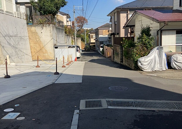 桜や紅葉の名所に出かける人は多いと思いますが、家にいながら季節の移ろいを感じる生活を送りませんか？リビングや窓から見える景色が生活を彩るワンポイントに！現地から見える景色を堪能してみては如何でしょう。