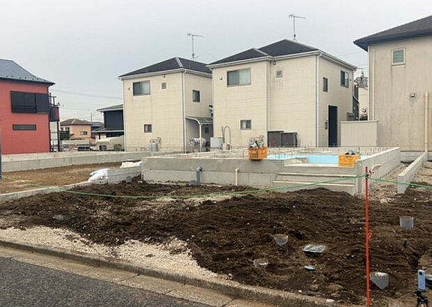 住宅用の土地では前面道路に2m以上接していなければならないと法律で定められています。しかし、お持ちの車のサイズやライフスタイルなどにより、2mでは利便が悪い場合もございますので、事前に確認しましょう。