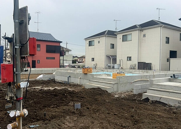 現地をご見学に行く際は、道路の幅や周辺の交通量、施設などをご確認頂くことをおすすめします！ある程度イメージをつけたいという場合は、同売主の施工事例や完成パースもお見せします。