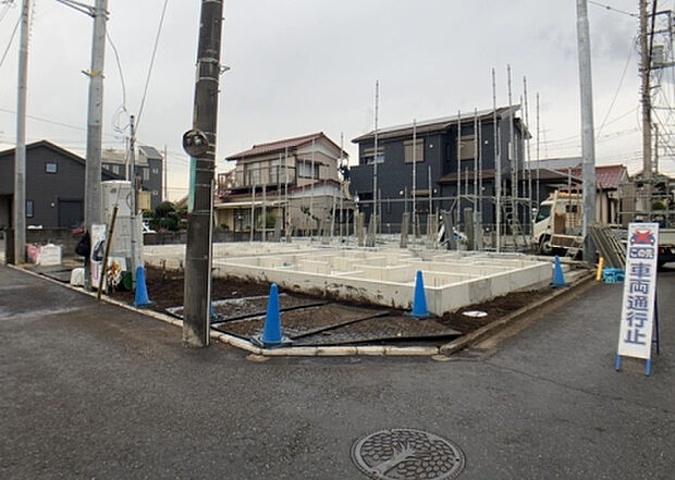 現地をご見学に行く際は、道路の幅や周辺の交通量、施設などをご確認頂くことをおすすめします！ある程度イメージをつけたいという場合は、同売主の施工事例や完成パースもお見せします。