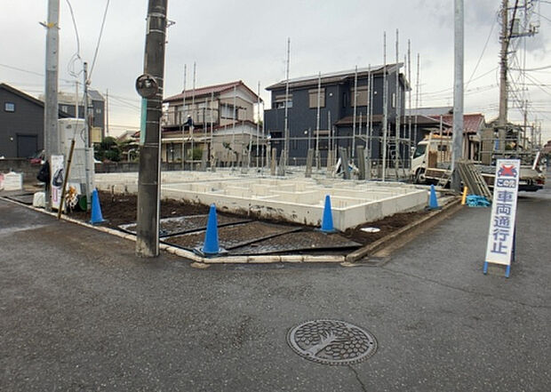 車一台あたりに必要なスペースは、標準サイズの普通自動車で横幅2m50cm、長さ5mは必要になります。ただし、乗降のことも考慮して横幅3m30cm、長さ5m50cmほどは確保できるところを選びましょう。