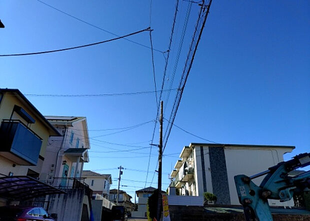 桜や紅葉の名所に出かける人は多いと思いますが、家にいながら季節の移ろいを感じる生活を送りませんか？リビングや窓から見える景色が生活を彩るワンポイントに！現地から見える景色を堪能してみては如何でしょう。