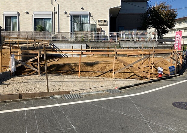 住宅用の土地では前面道路に2m以上接していなければならないと法律で定められています。しかし、お持ちの車のサイズやライフスタイルなどにより、2mでは利便が悪い場合もございますので、事前に確認しましょう。