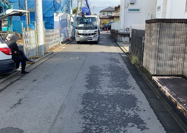 住宅用の土地では前面道路に2m以上接していなければならないと法律で定められています。しかし、お持ちの車のサイズやライフスタイルなどにより、2mでは利便が悪い場合もございますので、事前に確認しましょう。