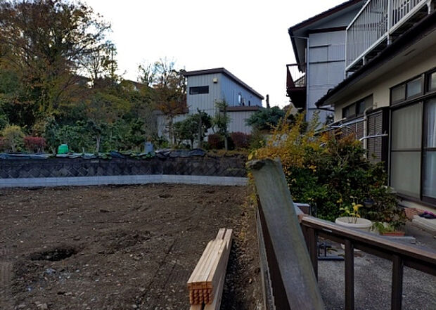 現地をご見学に行く際は、道路の幅や周辺の交通量、施設などをご確認頂くことをおすすめします！ある程度イメージをつけたいという場合は、同売主の施工事例や完成パースもお見せします。