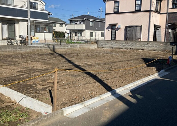 住宅用の土地では前面道路に2m以上接していなければならないと法律で定められています。しかし、お持ちの車のサイズやライフスタイルなどにより、2mでは利便が悪い場合もございますので、事前に確認しましょう。