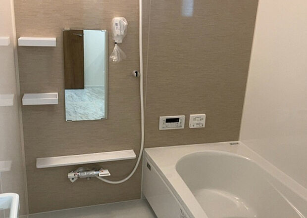 入浴時の快適さも大事なことですが、綺麗な状態を維持できなければ気持ちよく入浴できません。毎日の掃除が楽という点は大事なポイントになります！カビが生えにくく掃除がしやすい、壁や浴槽を選ぶといいでしょう。