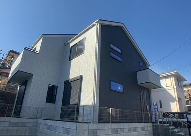 ついに完成致しました！現地をご見学に行く際は、道路の幅や周辺の交通量、施設などをご確認頂くことをおすすめします！物件の流れが早いため、内見をしたい方はお早めに当社営業までお問い合わせ頂きご予約下さい！