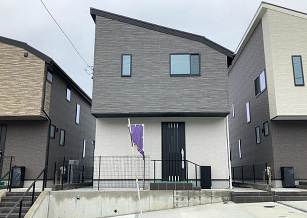 ついに完成致しました！現地をご見学に行く際は、道路の幅や周辺の交通量、施設などをご確認頂くことをおすすめします！物件の流れが早いため、内見をしたい方はお早めに当社営業までお問い合わせ頂きご予約下さい！