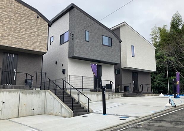 住宅用の土地では前面道路に2m以上接していなければならないと法律で定められています。しかし、お持ちの車のサイズやライフスタイルなどにより、2mでは利便が悪い場合もございますので、事前に確認しましょう。