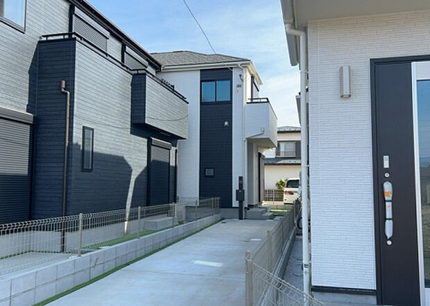 ついに完成致しました！現地をご見学に行く際は、道路の幅や周辺の交通量、施設などをご確認頂くことをおすすめします！物件の流れが早いため、内見をしたい方はお早めに当社営業までお問い合わせ頂きご予約下さい！