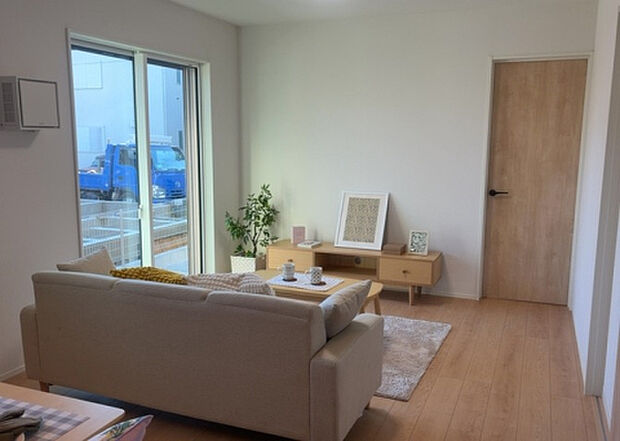 リビングの間取りの種類は大きくわけてリビングとダイニングが別になっているタイプ、リビングダイニング一体型です。どちらも一長一短ですので、家を選ぶ時はその両面をチェックして決めるようにしましょう。