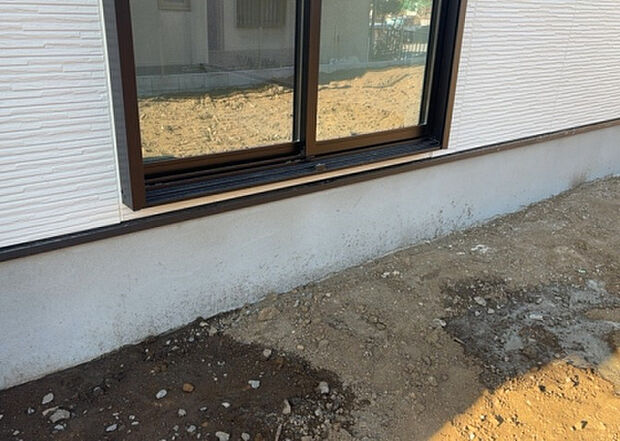 木造住宅とは土台、壁、柱など建築物の強度を支える構造体の材に木が使用されている構造を指します。構造体は建物の自重を支えるだけではなく風圧や水圧、積裁荷重などあらゆる衝撃に耐えるための基礎です。