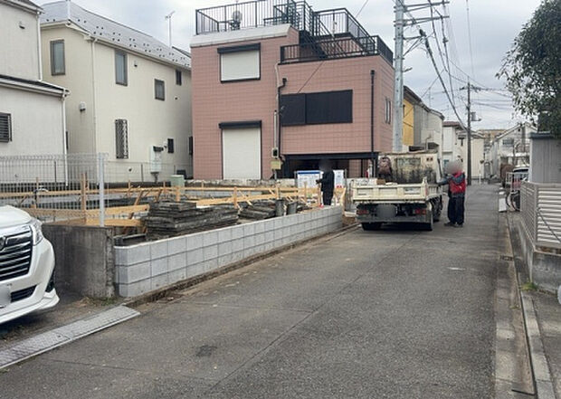 住宅用の土地では前面道路に2m以上接していなければならないと法律で定められています。しかし、お持ちの車のサイズやライフスタイルなどにより、2mでは利便が悪い場合もございますので、事前に確認しましょう。