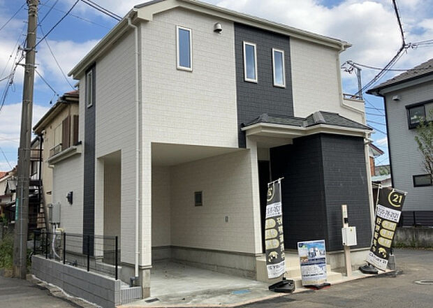 住宅用の土地では前面道路に2m以上接していなければならないと法律で定められています。しかし、お持ちの車のサイズやライフスタイルなどにより、2mでは利便が悪い場合もございますので、事前に確認しましょう。