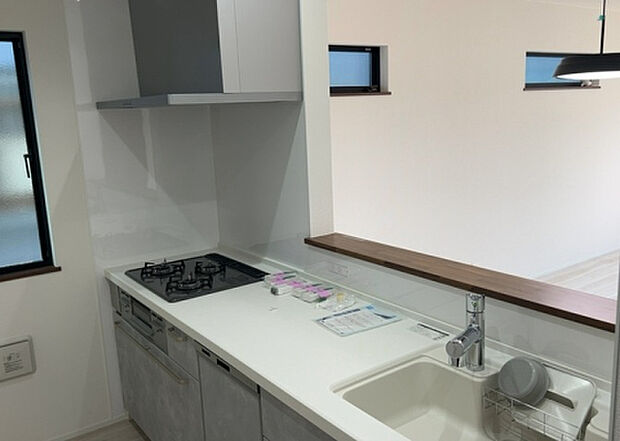 標準的なシステムキッチンの横幅は、165cm～300cm程度です。2100・2400・2550・2700などミリ単位で表記されます。普段どのように料理をするのかを想定しながら合ったサイズを選びましょう