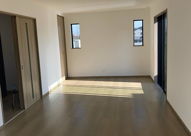 リビングの間取りの種類は大きくわけてリビングとダイニングが別になっているタイプ、リビングダイニング一体型です。どちらも一長一短ですので、家を選ぶ時はその両面をチェックして決めるようにしましょう。