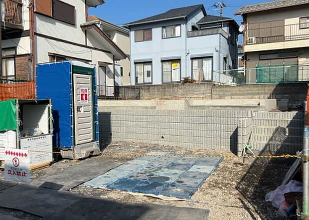 現地をご見学に行く際は、道路の幅や周辺の交通量、施設などをご確認頂くことをおすすめします！ある程度イメージをつけたいという場合は、同売主の施工事例や完成パースもお見せします。