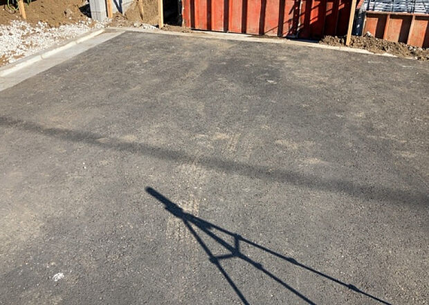 住宅用の土地では前面道路に2m以上接していなければならないと法律で定められています。しかし、お持ちの車のサイズやライフスタイルなどにより、2mでは利便が悪い場合もございますので、事前に確認しましょう。