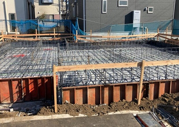 木造住宅とは土台、壁、柱など建築物の強度を支える構造体の材に木が使用されている構造を指します。構造体は建物の自重を支えるだけではなく風圧や水圧、積裁荷重などあらゆる衝撃に耐えるための基礎です。