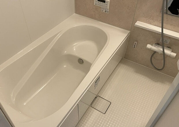 入浴時の快適さも大事なことですが、綺麗な状態を維持できなければ気持ちよく入浴できません。毎日の掃除が楽という点は大事なポイントになります！カビが生えにくく掃除がしやすい、壁や浴槽を選ぶといいでしょう。