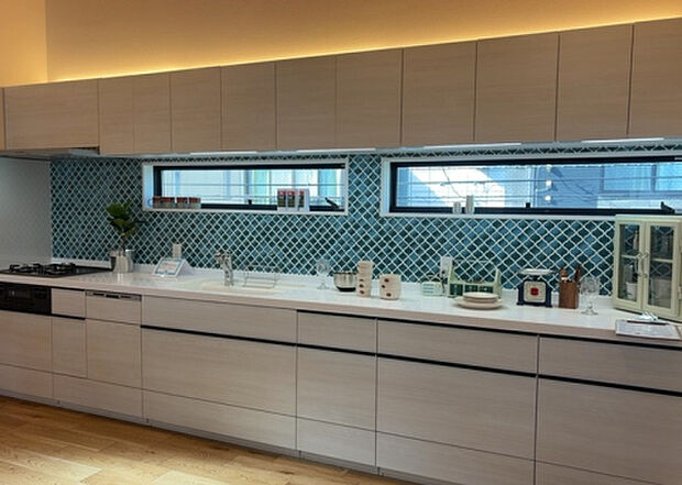 標準的なシステムキッチンの横幅は、165cm～300cm程度です。2100・2400・2550・2700などミリ単位で表記されます。普段どのように料理をするのかを想定しながら合ったサイズを選びましょう