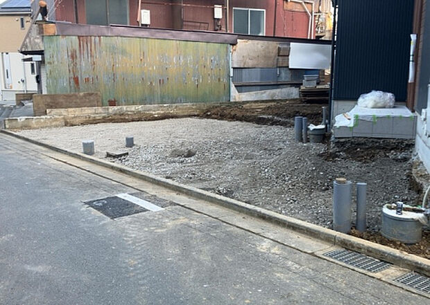 車一台あたりに必要なスペースは、標準サイズの普通自動車で横幅2m50cm、長さ5mは必要になります。ただし、乗降のことも考慮して横幅3m30cm、長さ5m50cmほどは確保できるところを選びましょう。