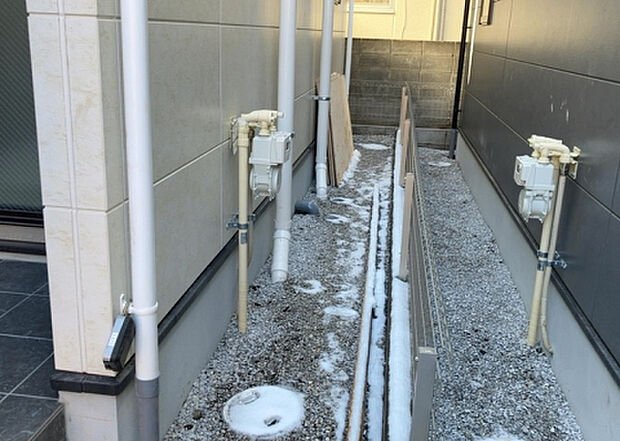 木造住宅とは土台、壁、柱など建築物の強度を支える構造体の材に木が使用されている構造を指します。構造体は建物の自重を支えるだけではなく風圧や水圧、積裁荷重などあらゆる衝撃に耐えるための基礎です。