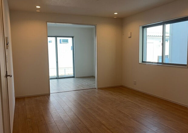 リビングの間取りの種類は大きくわけてリビングとダイニングが別になっているタイプ、リビングダイニング一体型です。どちらも一長一短ですので、家を選ぶ時はその両面をチェックして決めるようにしましょう。