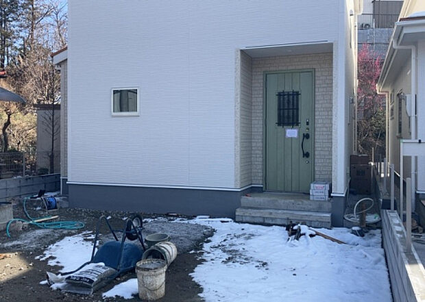 木造住宅とは土台、壁、柱など建築物の強度を支える構造体の材に木が使用されている構造を指します。構造体は建物の自重を支えるだけではなく風圧や水圧、積裁荷重などあらゆる衝撃に耐えるための基礎です。