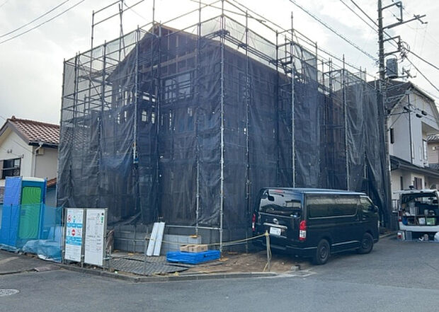 住宅用の土地では前面道路に2m以上接していなければならないと法律で定められています。しかし、お持ちの車のサイズやライフスタイルなどにより、2mでは利便が悪い場合もございますので、事前に確認しましょう。