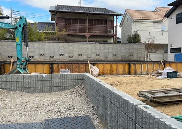 現地をご見学に行く際は、道路の幅や周辺の交通量、施設などをご確認頂くことをおすすめします！ある程度イメージをつけたいという場合は、同売主の施工事例や完成パースもお見せします。