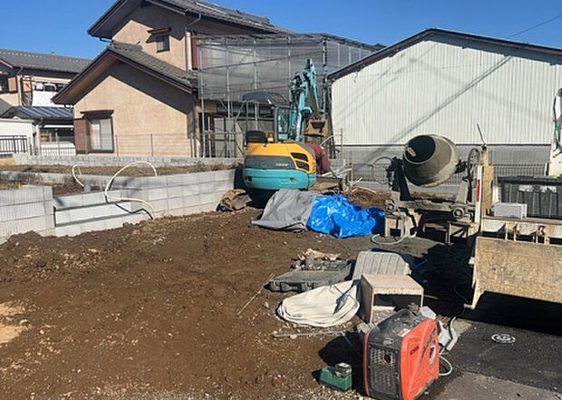 車一台あたりに必要なスペースは、標準サイズの普通自動車で横幅2m50cm、長さ5mは必要になります。ただし、乗降のことも考慮して横幅3m30cm、長さ5m50cmほどは確保できるところを選びましょう。