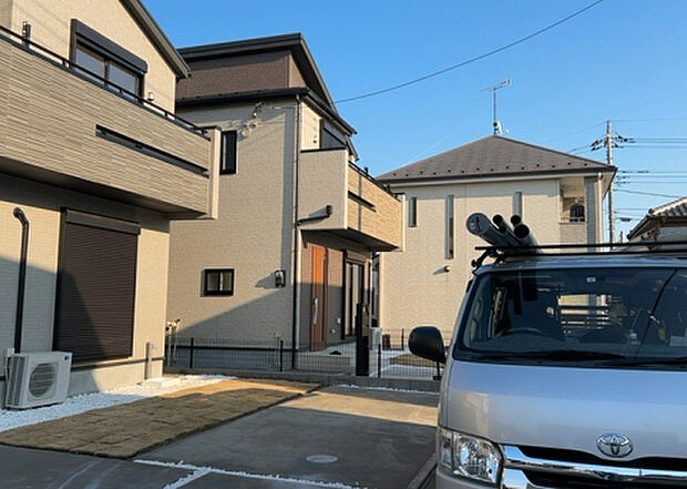 住宅用の土地では前面道路に2m以上接していなければならないと法律で定められています。しかし、お持ちの車のサイズやライフスタイルなどにより、2mでは利便が悪い場合もございますので、事前に確認しましょう。
