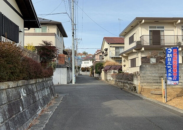 桜や紅葉の名所に出かける人は多いと思いますが、家にいながら季節の移ろいを感じる生活を送りませんか?リビングや窓から見える景色が生活を彩るワンポイントに!現地から見える景色を堪能してみては如何でしょう。