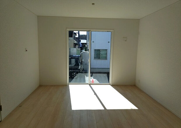 リビングの間取りの種類は大きくわけてリビングとダイニングが別になっているタイプ、リビングダイニング一体型です。どちらも一長一短ですので、家を選ぶ時はその両面をチェックして決めるようにしましょう。